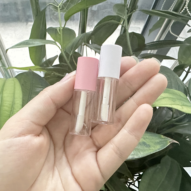 Lip gloss tube with wand