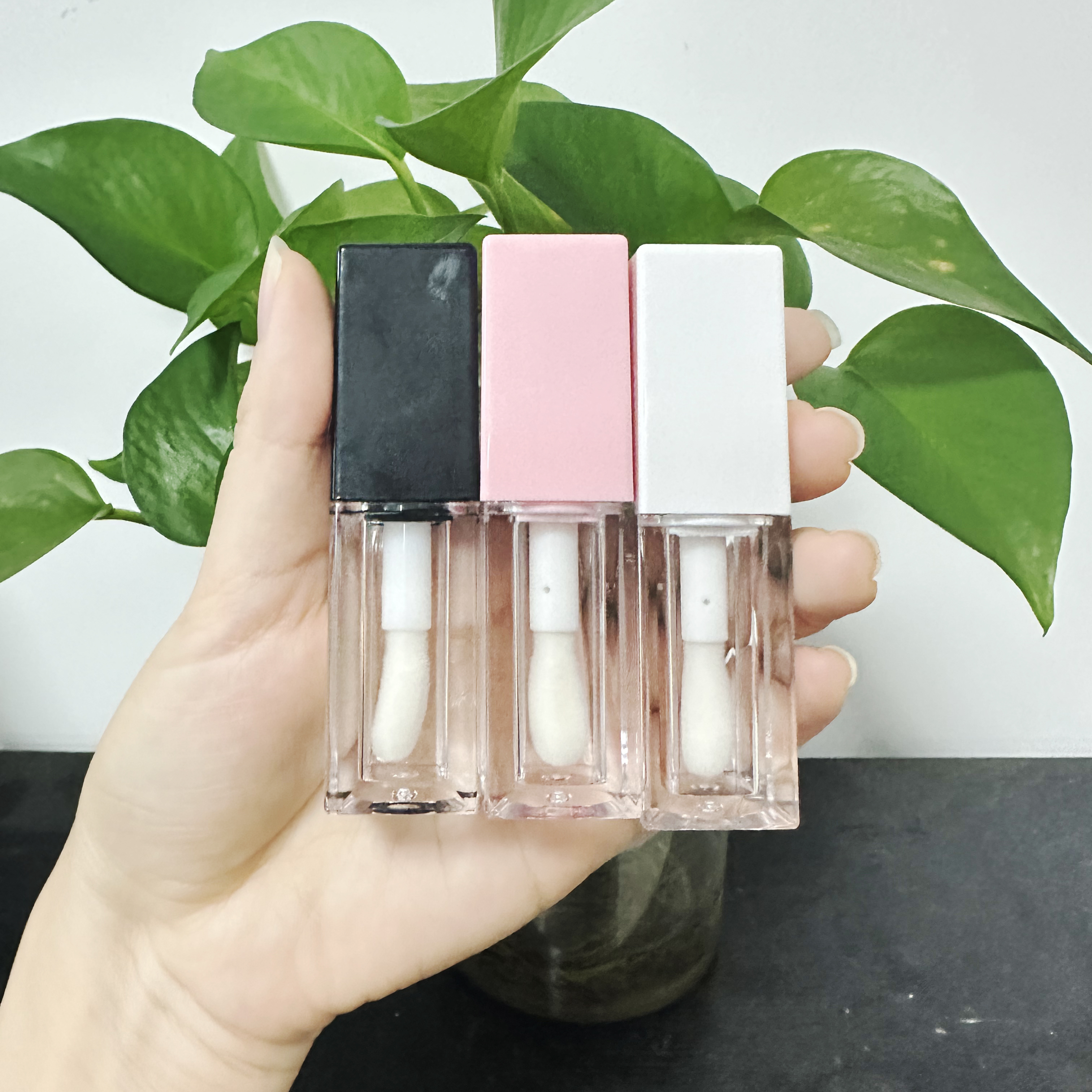 Lip gloss tube with wand