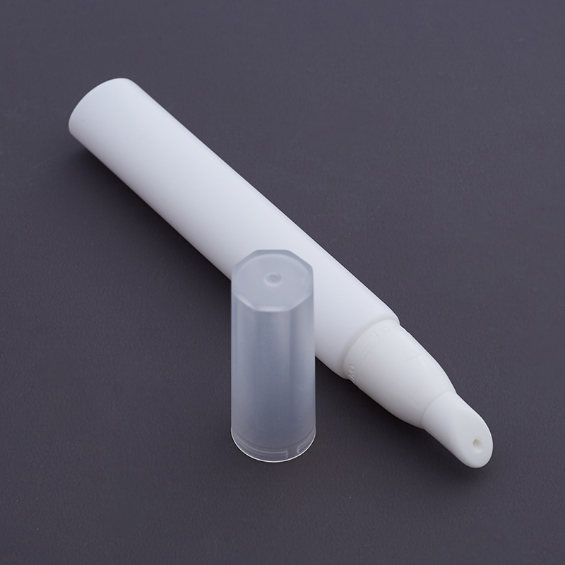 lipgloss squeeze tube with applicator