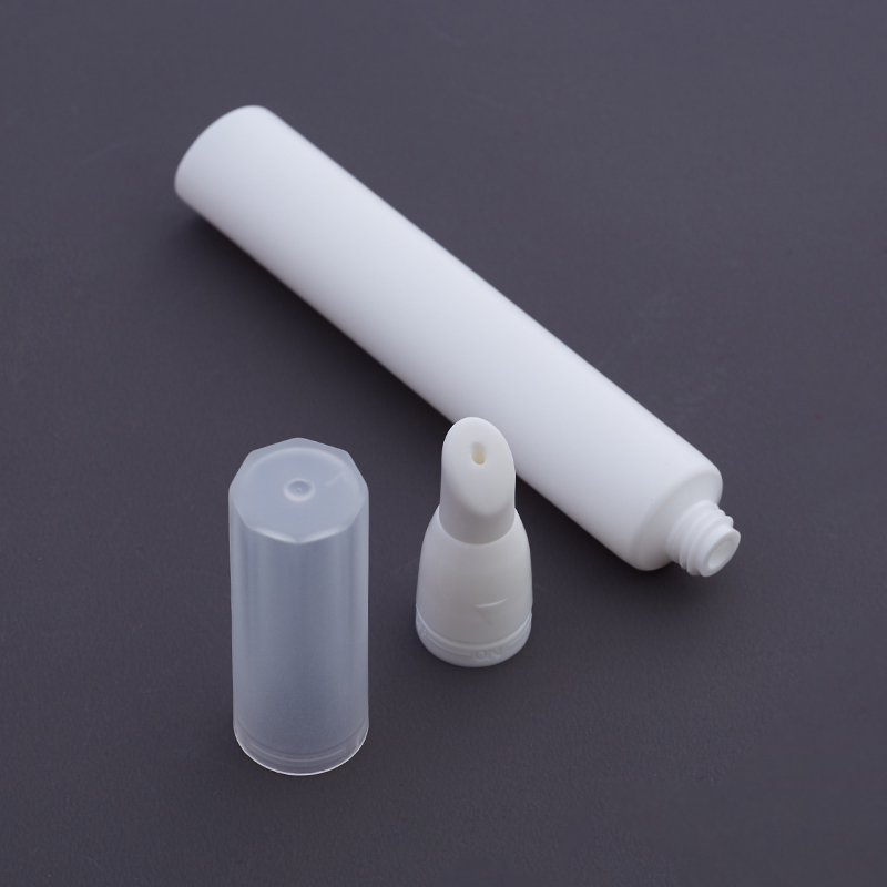 lipgloss squeeze tube with applicator